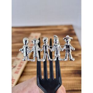 People Around The World Holding Hands "Unity"‎ Gold Tone Pin Brooch